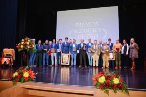 Foto de familia de los premiados en Villaseca de la Sagra. Foto: Carlos Pinto