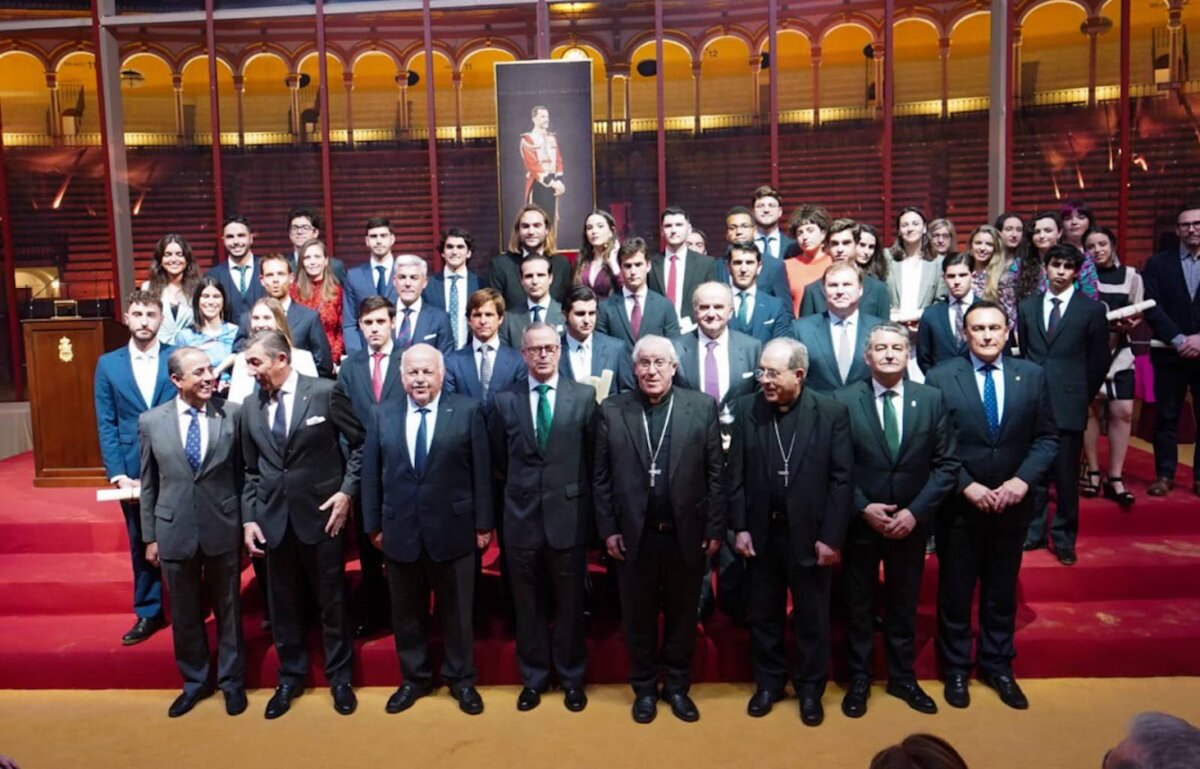 La Real Maestranza entregó sus trofeos taurinos y universitarios