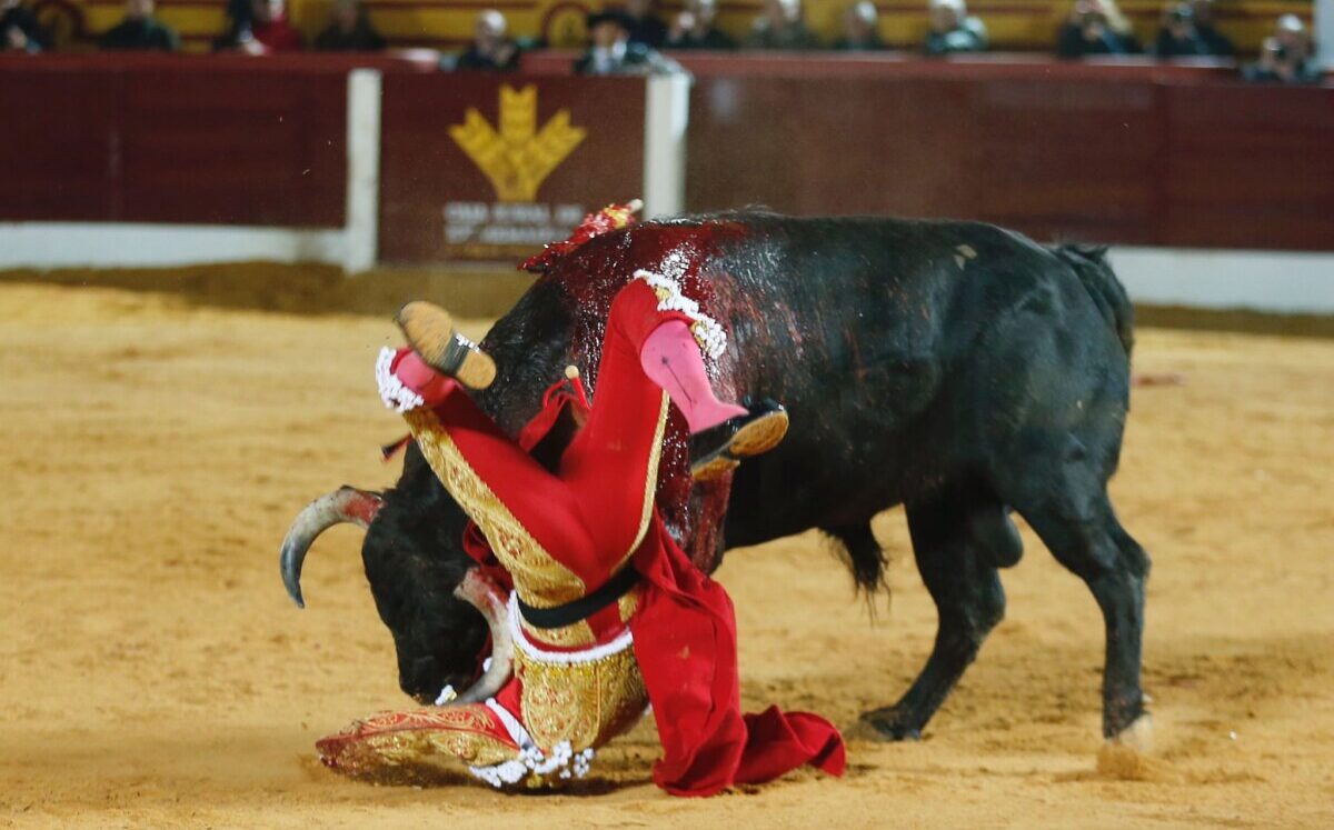 Emilio de Justo, cogido de muy fea manera en Olivenza