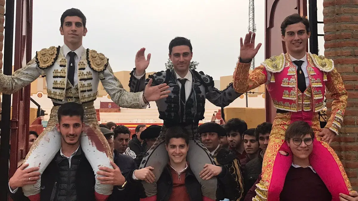 Triple puerta grande en la novillada de Niebla