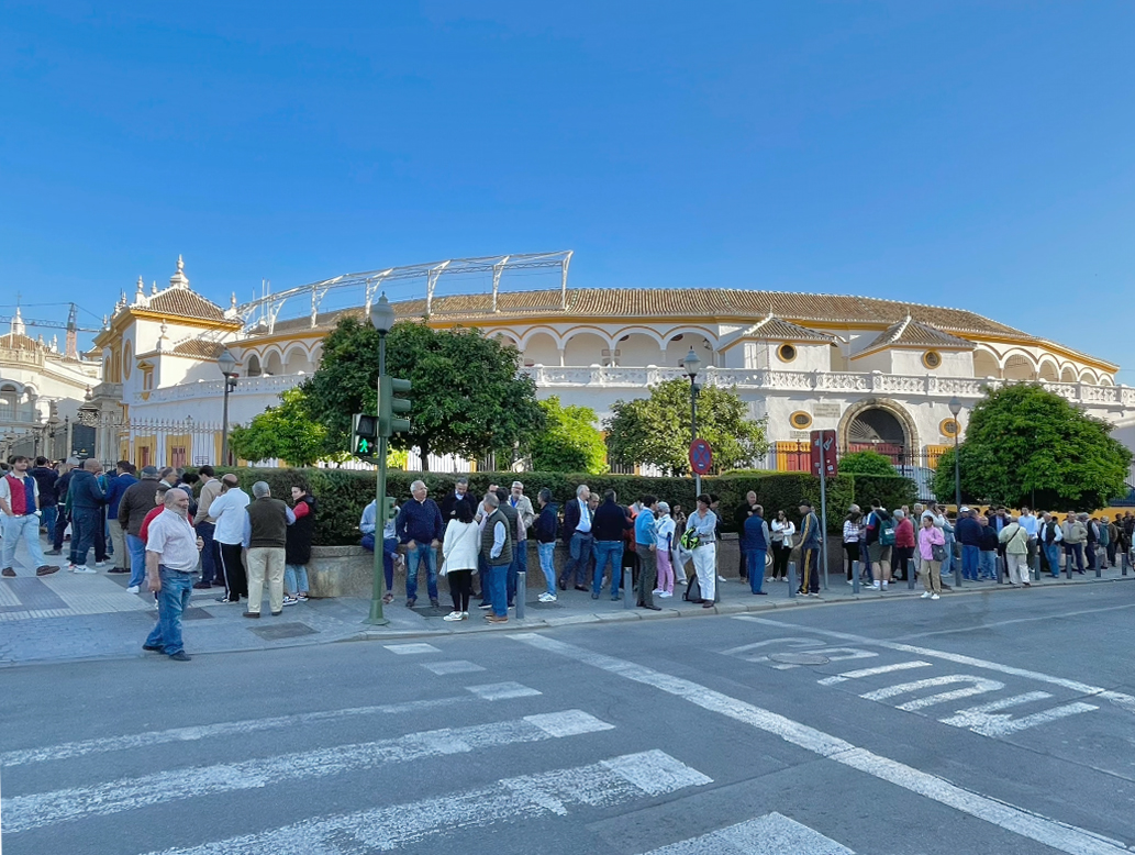 El primer día de venta de entradas provoca largas colas en la Maestranza