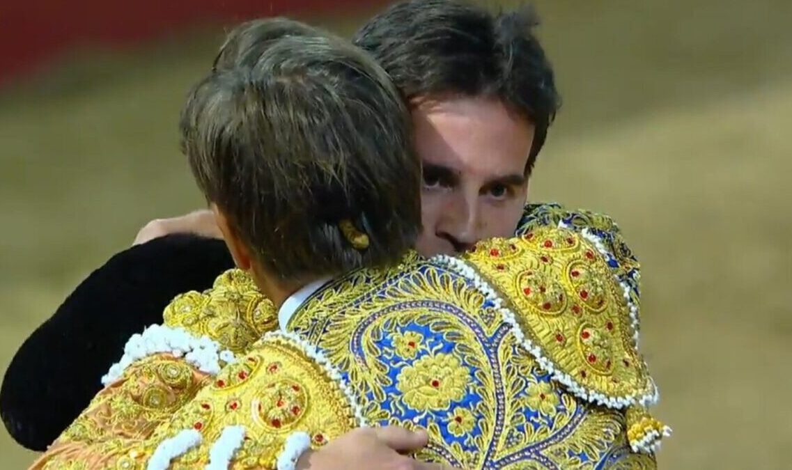 El Cordobés y Gonzalo Caballero, solidarios y triunfantes en Navalcarnero