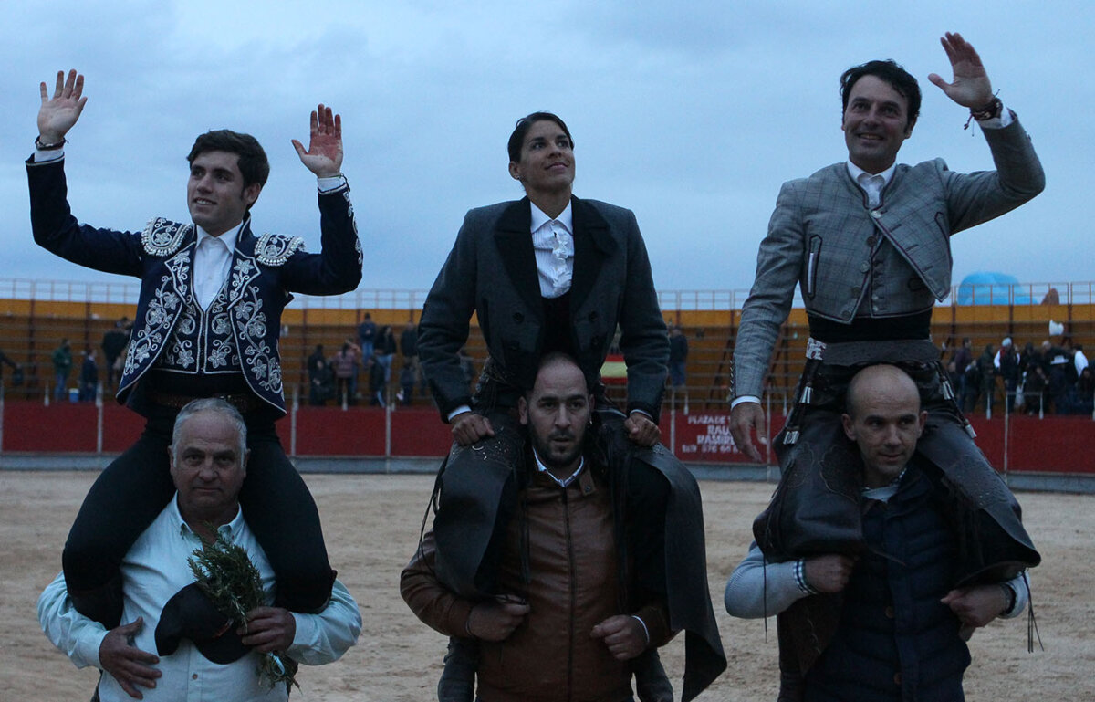 Andy Cartagena, Lea Vicens y Guillermo Hermoso de Mendoza, a hombros en La Palma