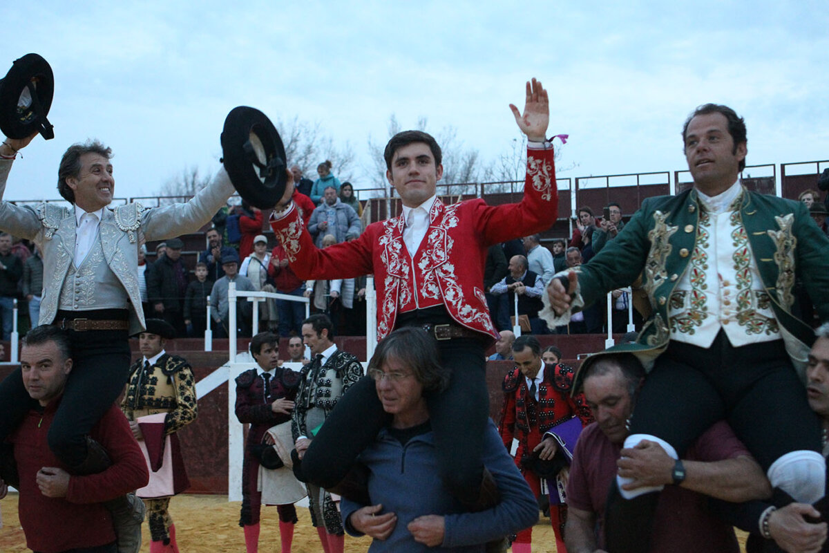 Arranque triunfal de los Hermoso de Mendoza, a hombros con Joao Moura Caetano