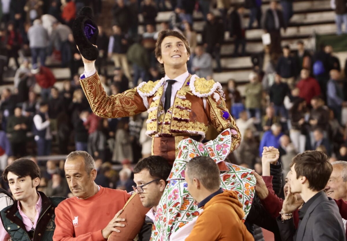 La autoridad de Roca Rey manda entre mansos victorianos en Valencia