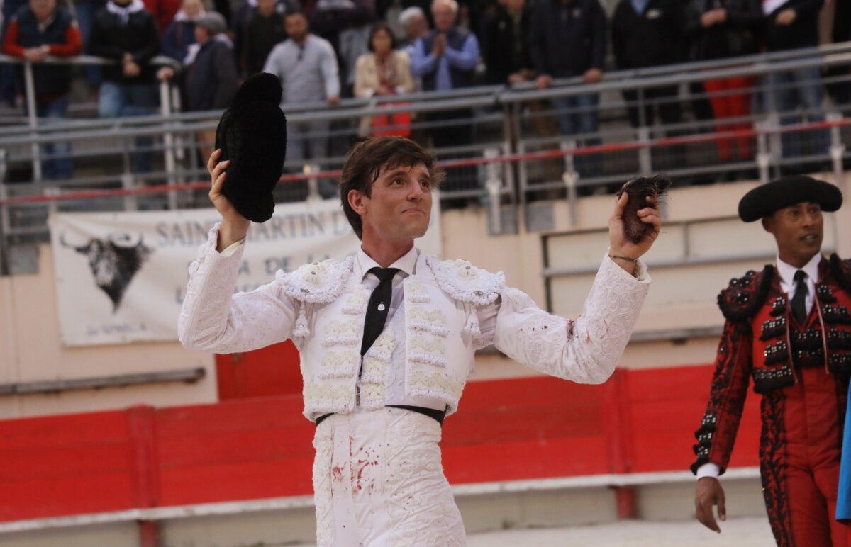 Tibo García y dos bravos toros en Saint Martin de Crau