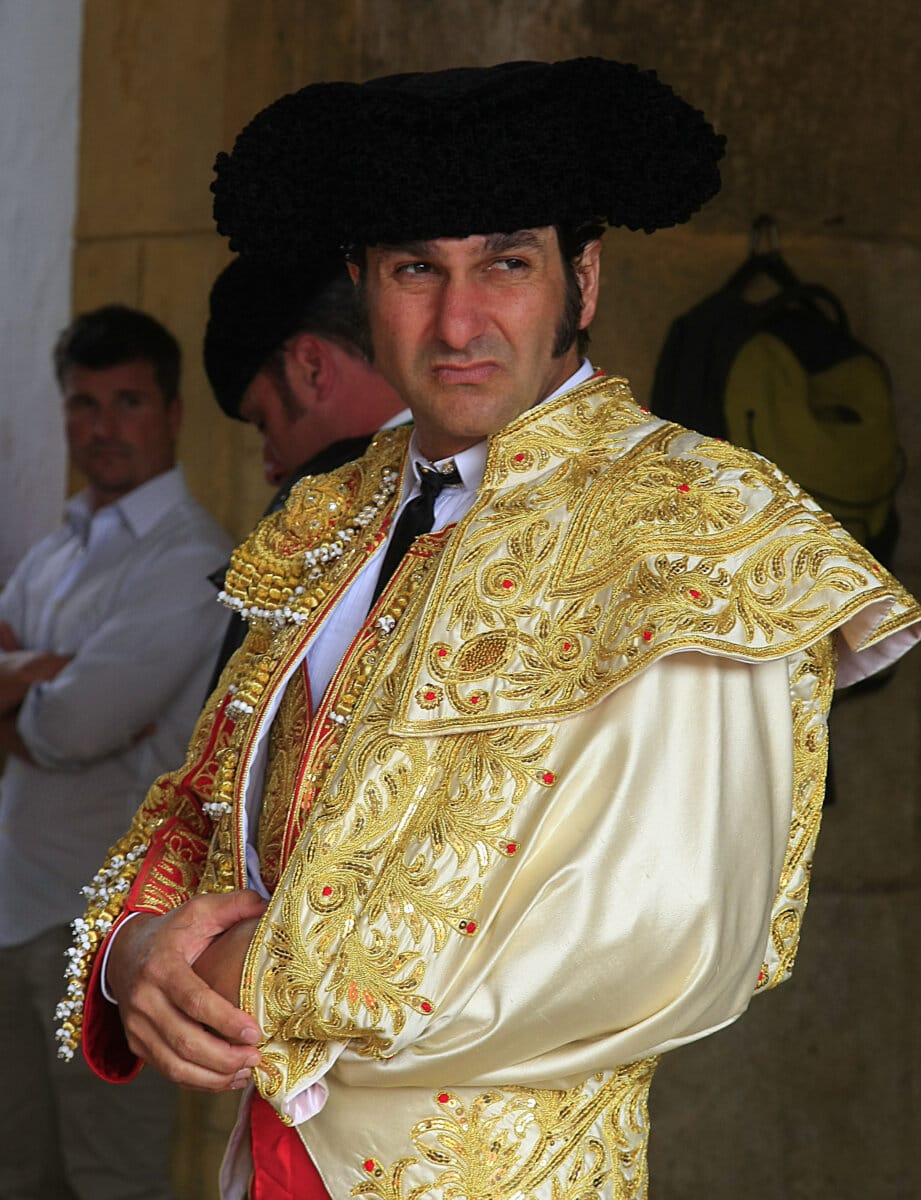 Morante de la Puebla, instantes antes de hacer el paseíllo el Domingo de Resurrección en Sevilla luciendo su nuevo capote de paseo inspirado en Guerrita. Foto: Arjona