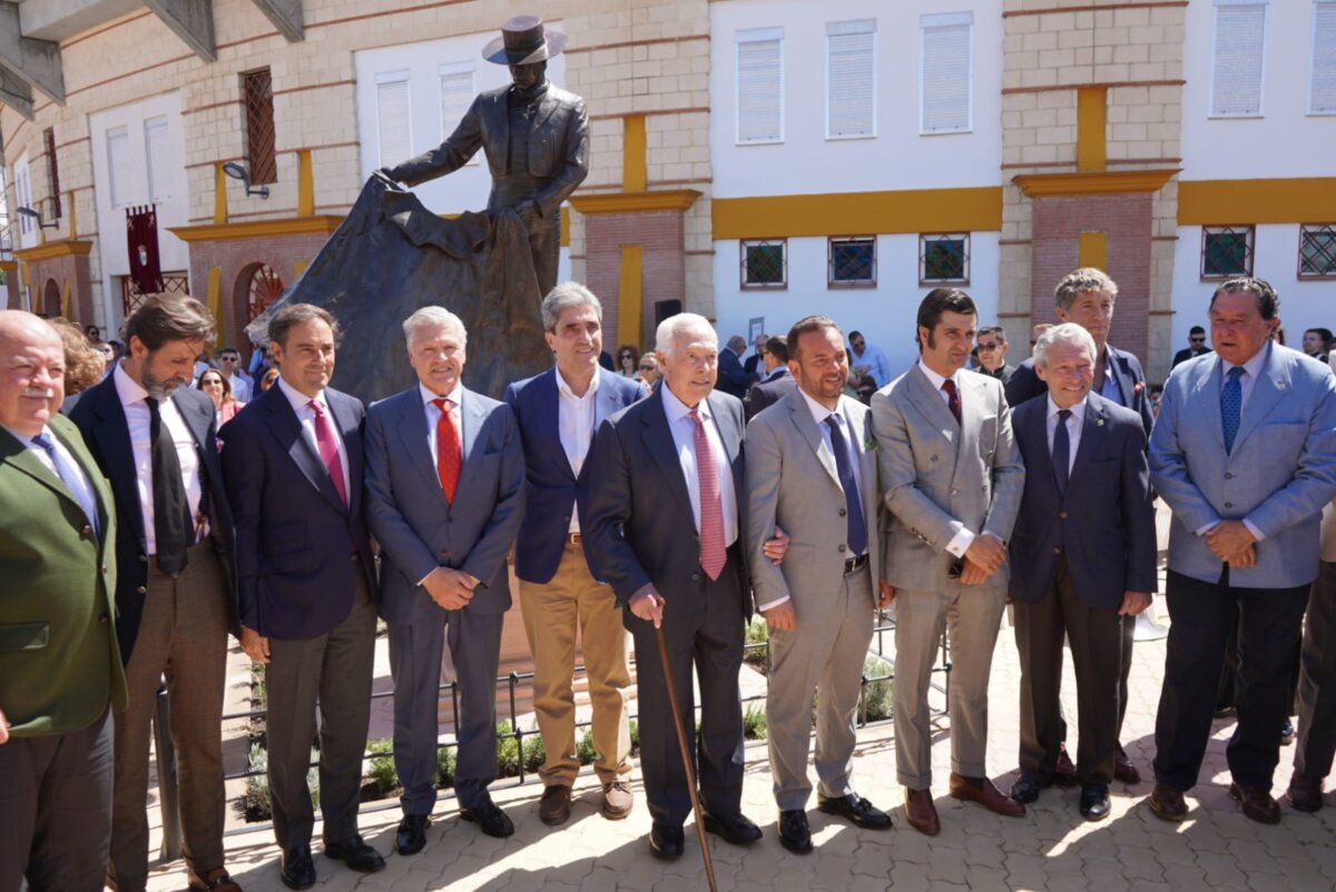 Inaugurado el monumento a Curro Romero en La Algaba