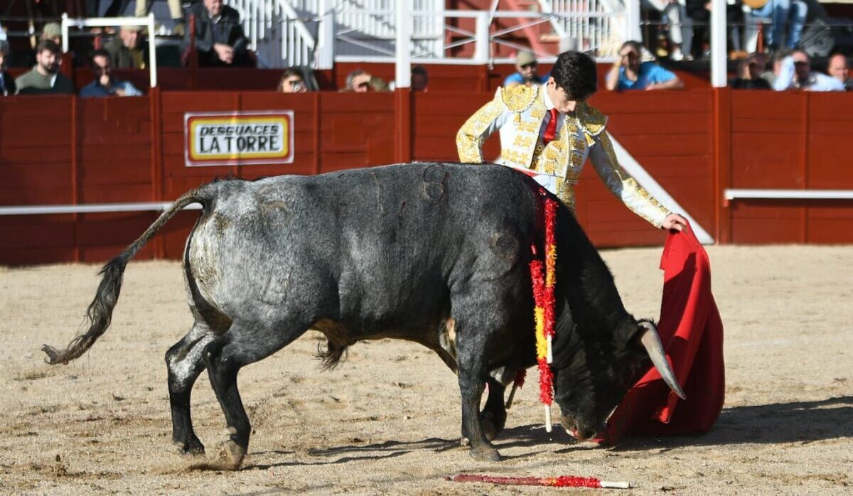 Palacios y Manuel Perera pasean trofeo en Navas del Rey