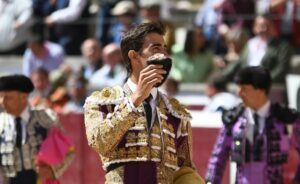 Marcos del Rincón, paseando la oreja conquistada.