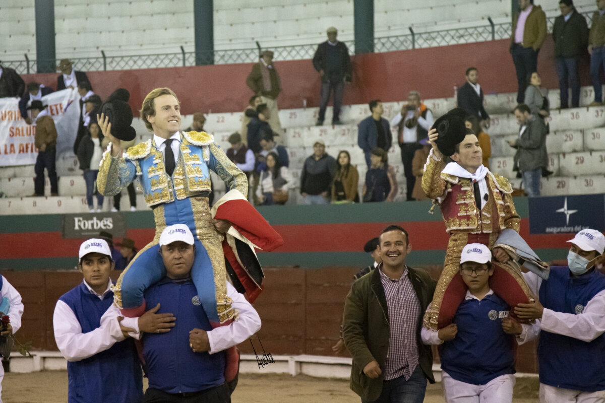 Román encandila a Riobamba y triunfa junto a Julio Ricaurte