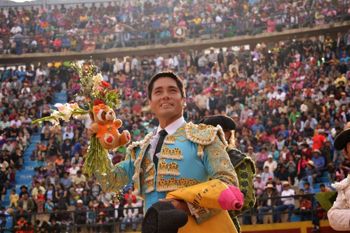 El torero peruano Paco Céspedes estrena apoderado