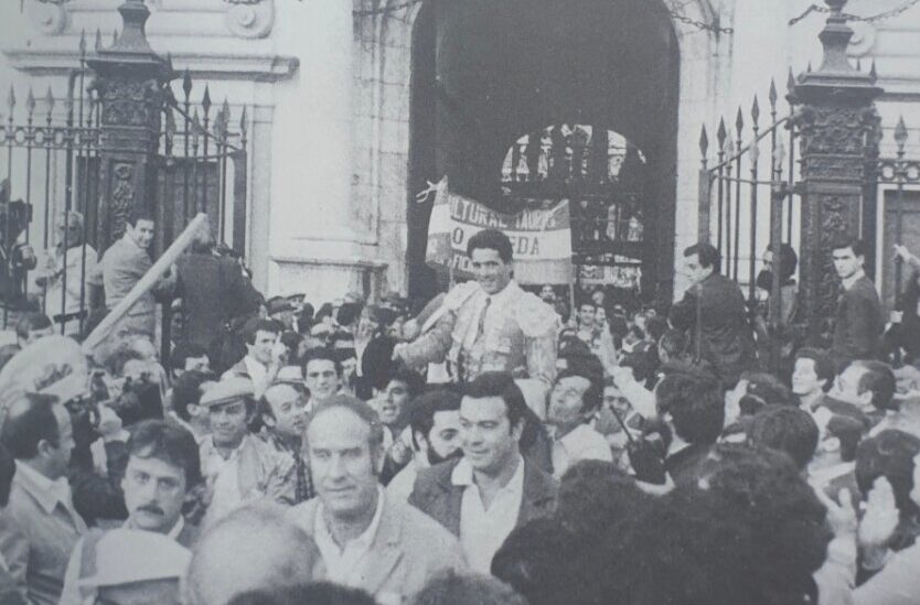 Tiene talante de torero de época, es de Sanlúcar y se llama Paco Ojeda