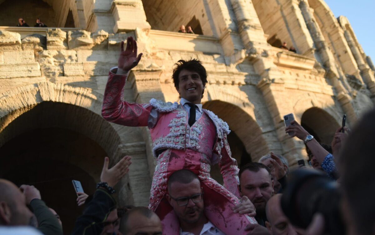 Arles también enloquece con el momento de Roca Rey