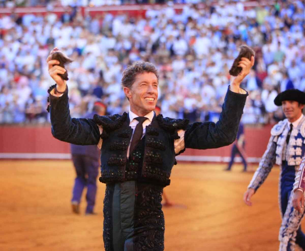 Sevilla se emociona con una gran corrida de Victorino y tres toreros en sazón