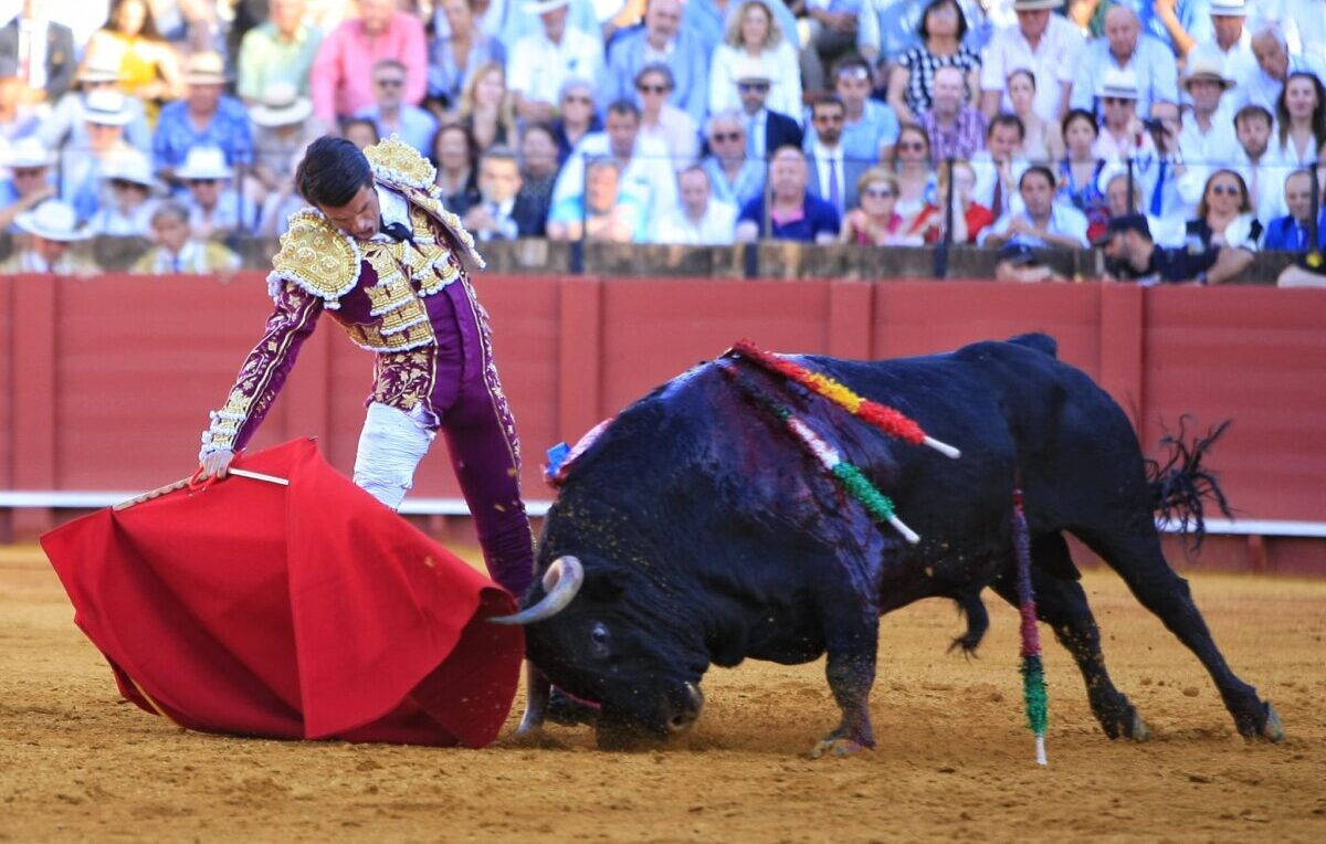 Faena de ensueño de Emilio de Justo en Sevilla ante un gran toro de Matilla