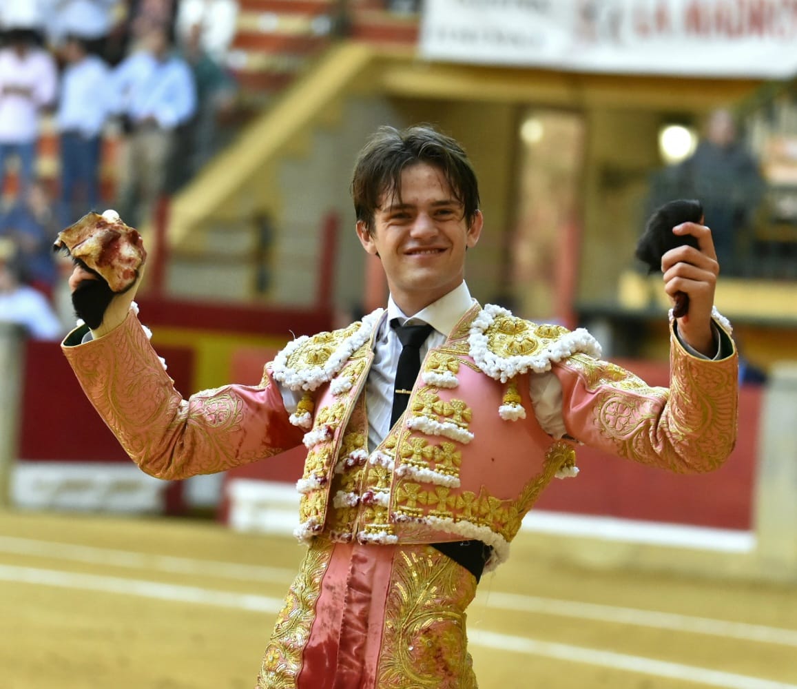 Cristiano Torres, a hombros en su debut con picadores en Zaragoza