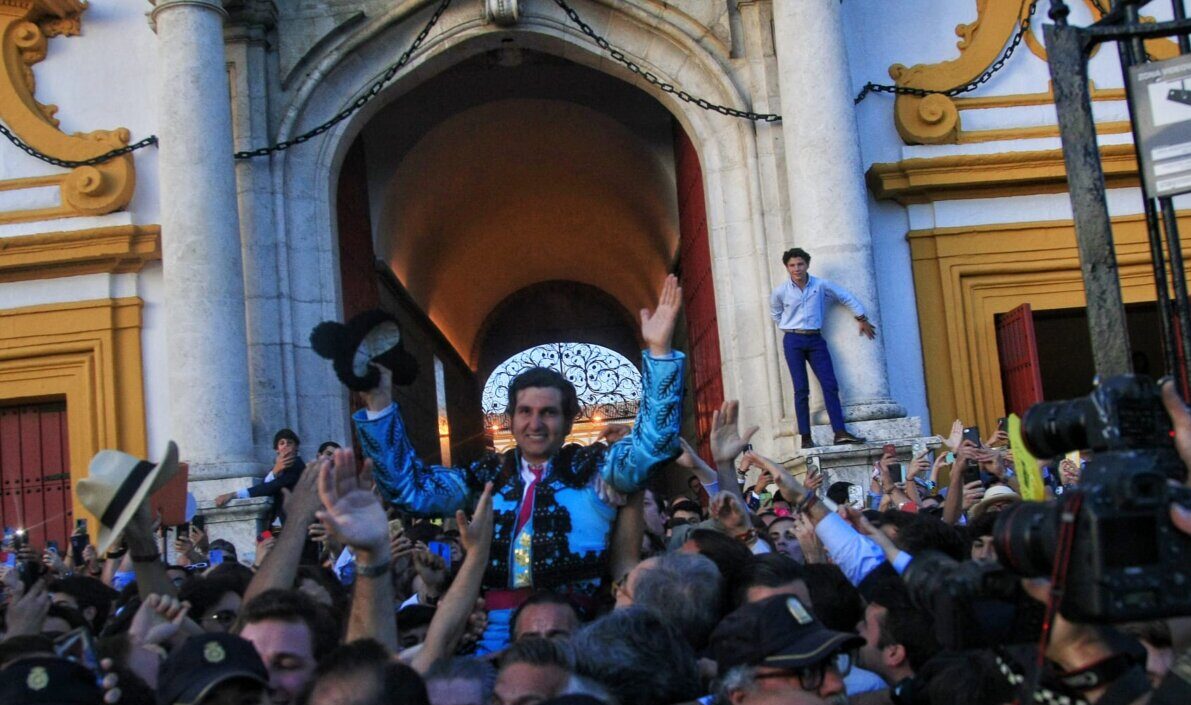 Morante agiganta su leyenda y hace historia: dos orejas y rabo en Sevilla