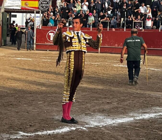Ángel Téllez deleita a sus paisanos y corta un rabo en su tierra