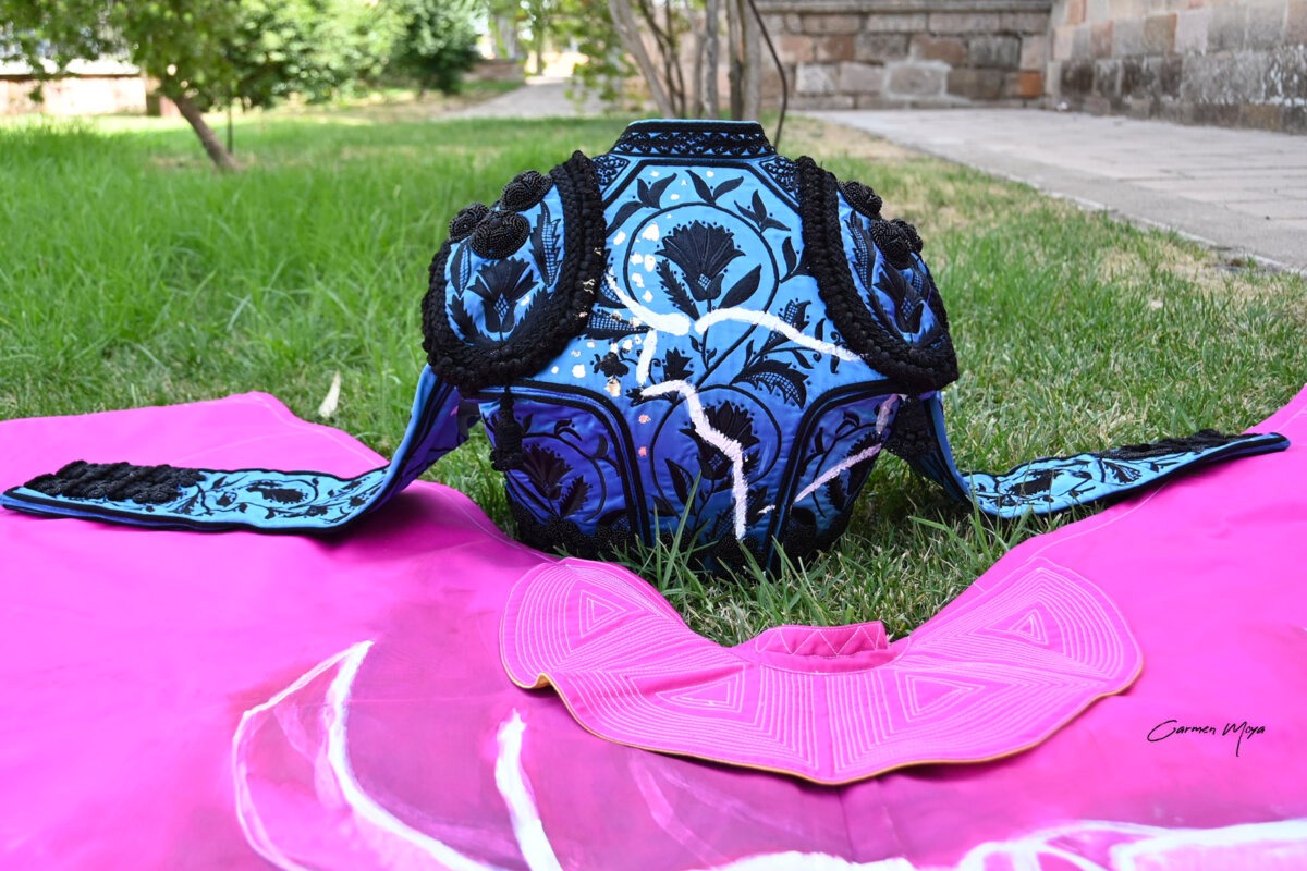 Un destacado artista internacional decorará el traje picassiano de Cayetano