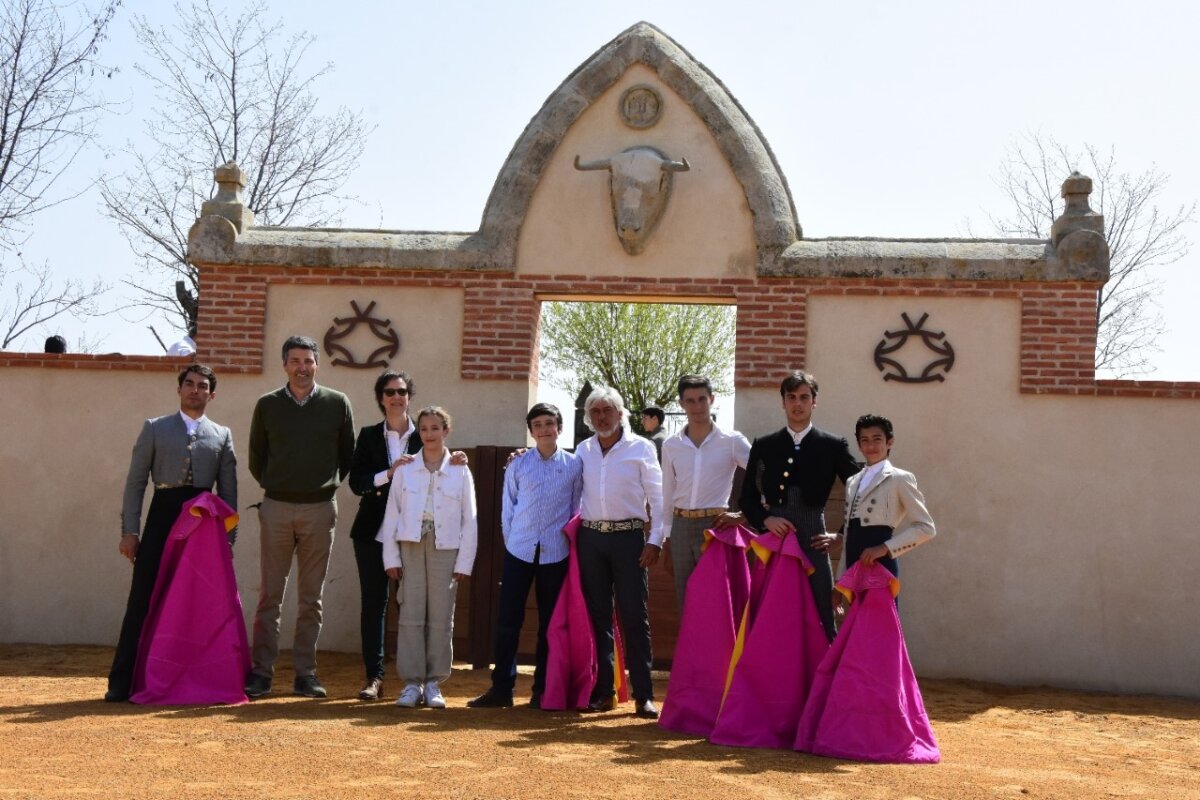 Valdefresno inaugura su plaza de tientas en una bonita jornada de campo