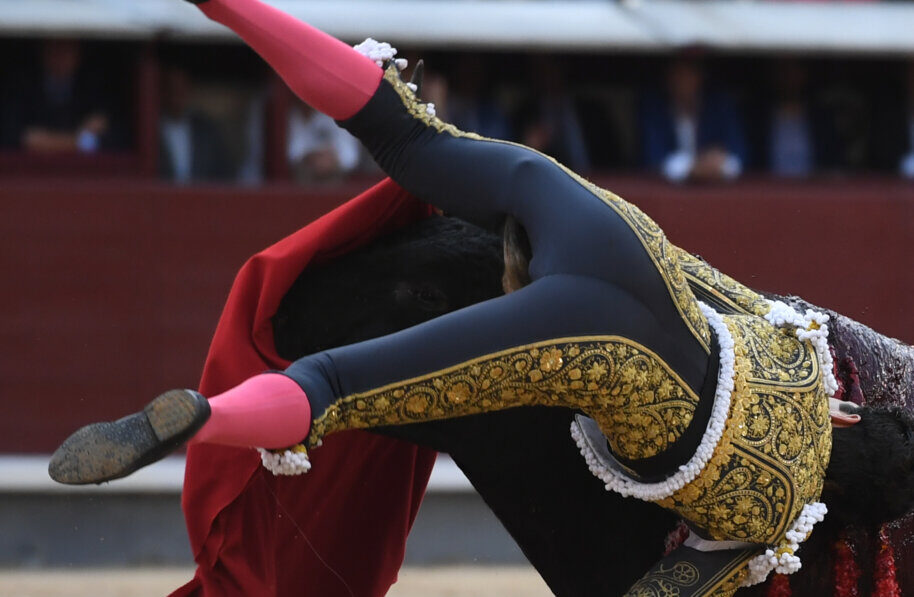 Álvaro Lorenzo, cornada de 15 cm en el muslo izquierdo con destrozos en aductores