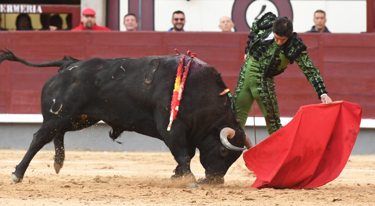 Perera pincha en Las Ventas una labor de precisión de cirujano pese al viento