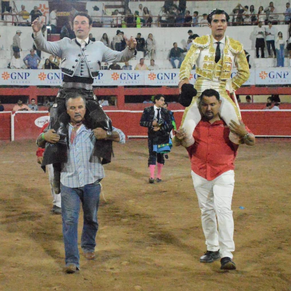 Triunfo de Andy Cartagena, a hombros junto a San Román en Monterrey