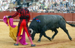 Morante cuajó con el capote a un victorino en Sevilla en 2009. Foto: Arjona