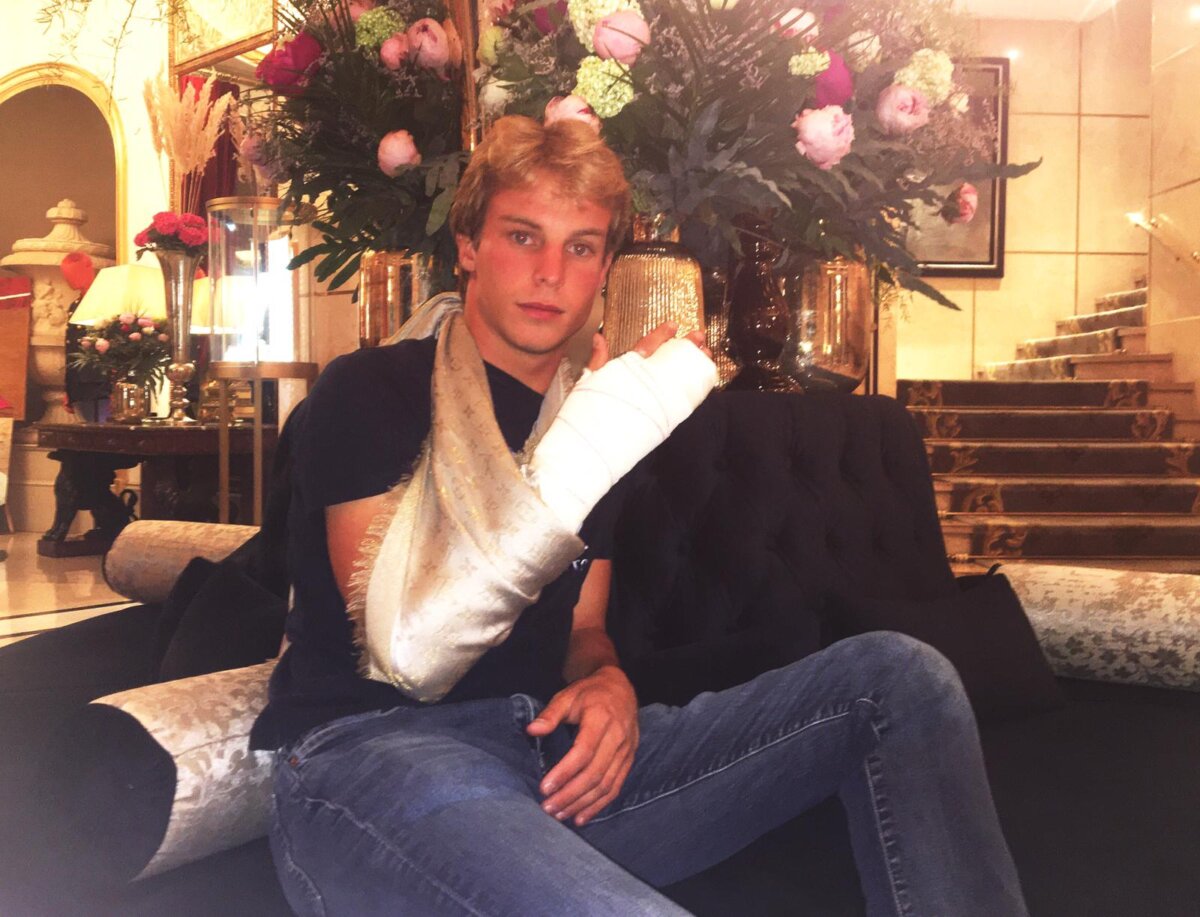 Duarte Fernandes se secciona el tendón del dedo meñique de la mano derecha