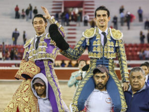 Sergio Flores y Ernesto Javier "Calita", a hombros en la corrida de Pachuca.