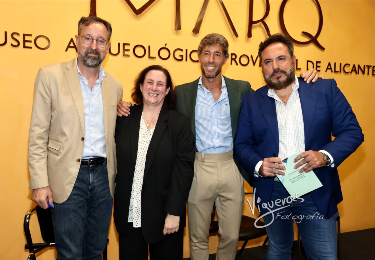 Escribano apadrina el libro "De verde esperanza", un homenaje a la enfermería de la plaza de Alicante