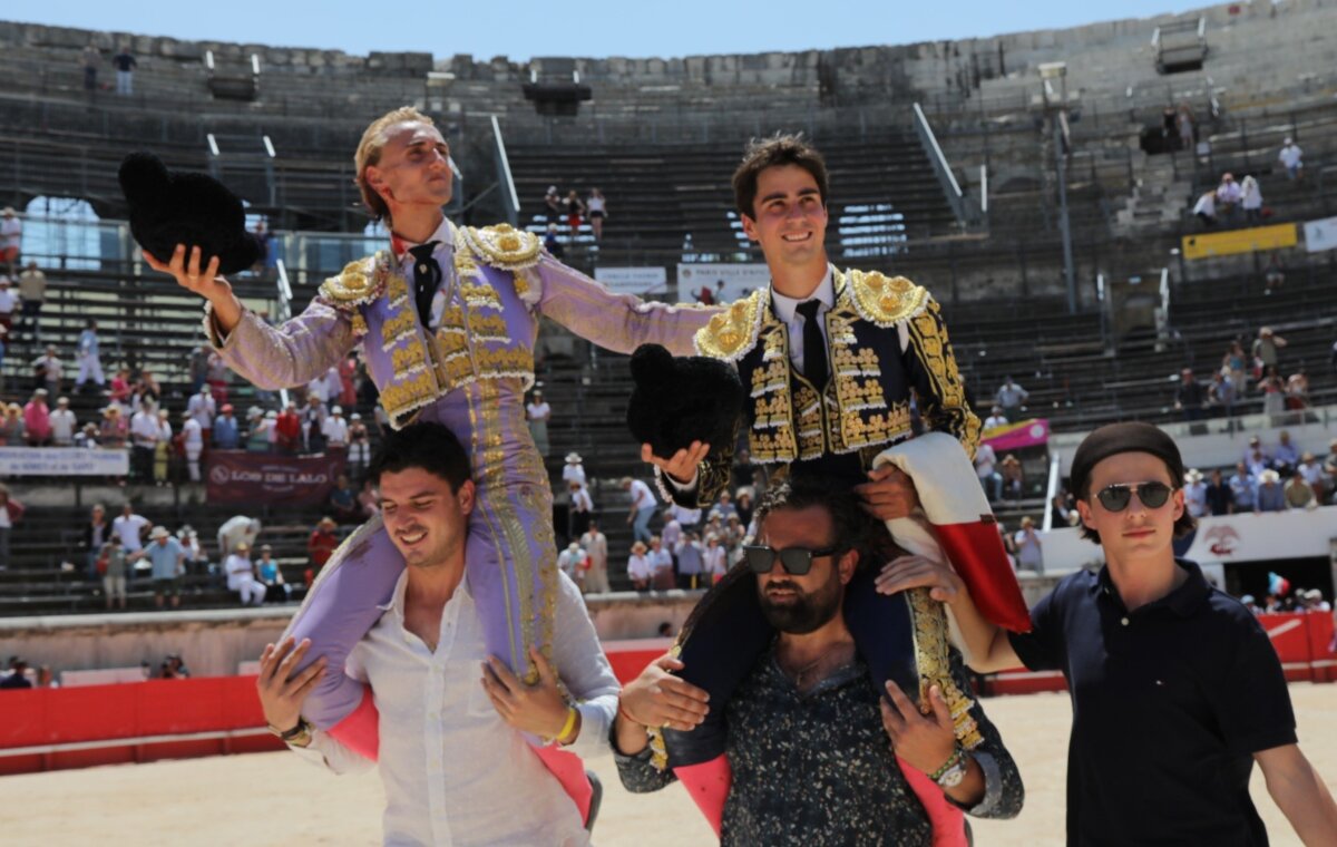 Solalito y Lalo de María, por la Puerta de los Cónsules en Nimes