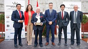 Carlos Novillo, entre José Escolar y Miguel Abellán.