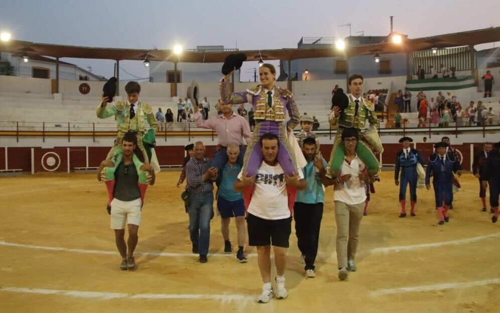 Triple puerta grande en la novillada de Navas de San Juan