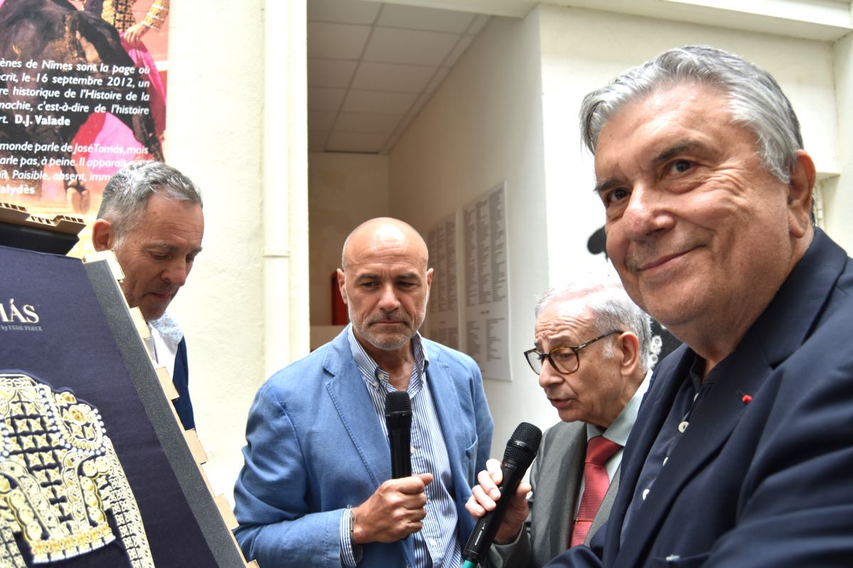 Donado al Museo de Nimes uno de los 25 libros sobre la encerrona de José Tomás