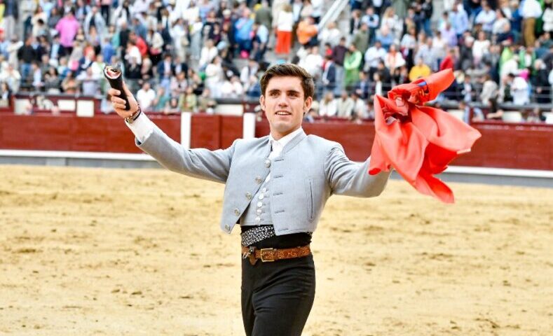 Lea Vicens y Guillermo Hermoso de Mendoza, a oreja por cabalgadura en Madrid