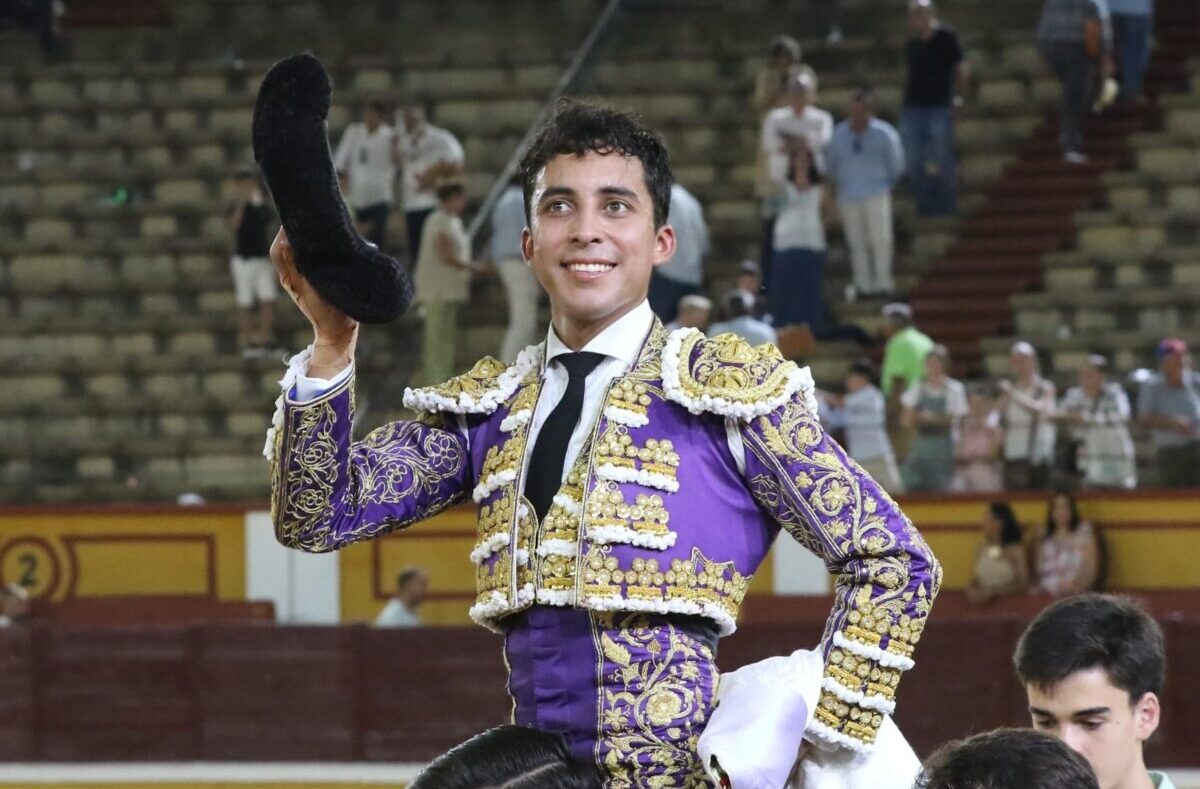 Un enrachado Leo Valadez cae de pie en Badajoz