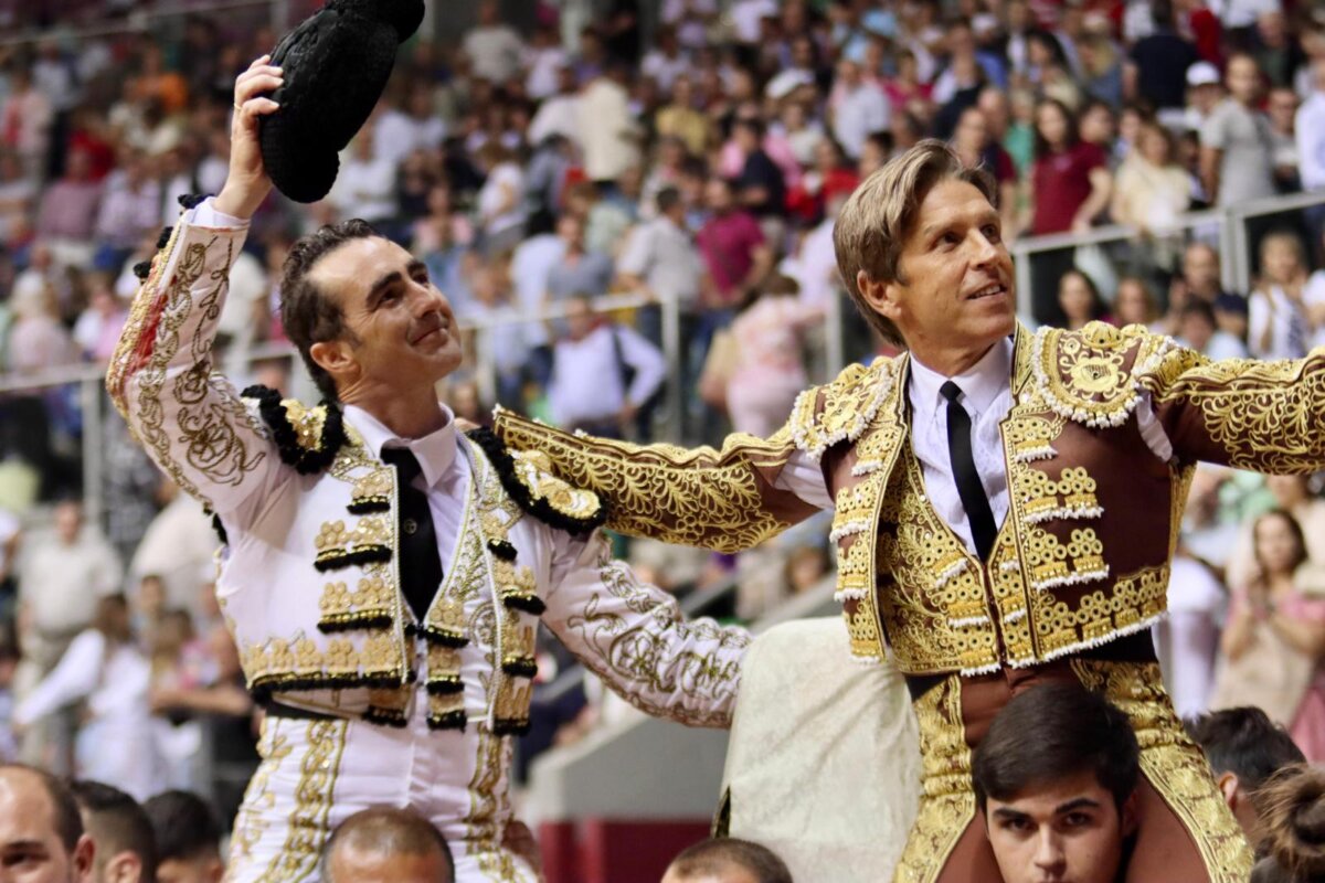 El Cordobés, un adiós por todo lo alto en Burgos, a hombros con El Fandi