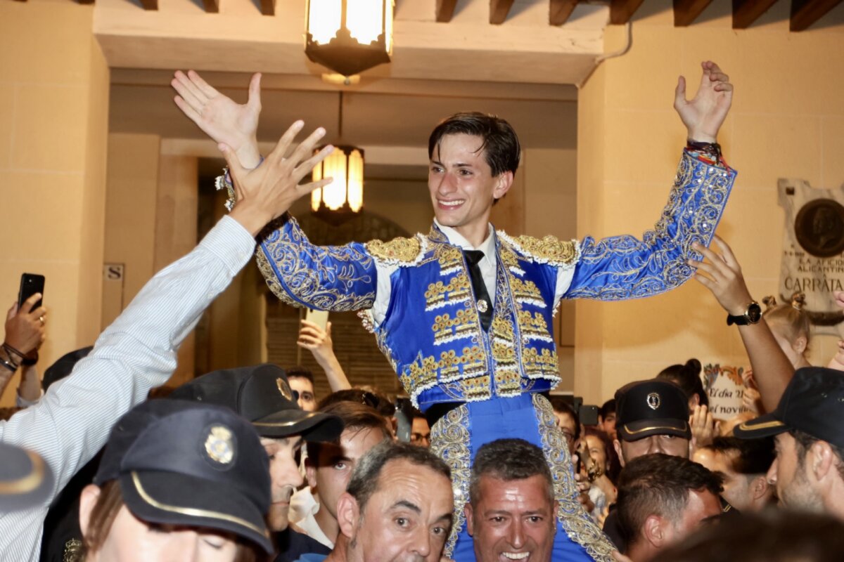 La peña Puerta Grande de Alicante otorga sus premios de la feria de Hogueras