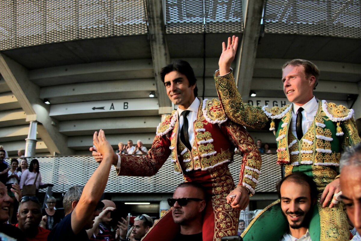 Clemente se reivindica en Istres, a hombros junto a un gran Perera