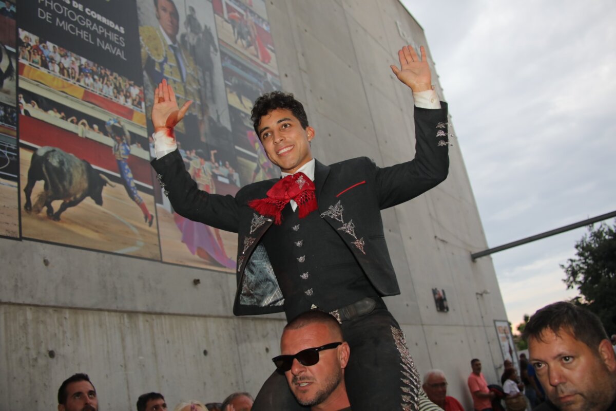 Valadez, a hombros en la corrida charra de Istres