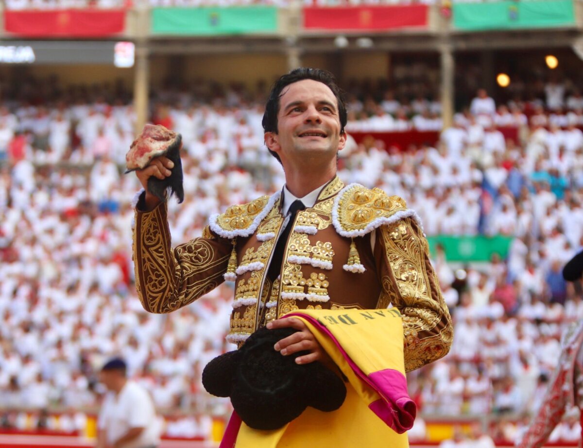 Juan del Álamo pasea el único trofeo en una dura tarde en Pamplona