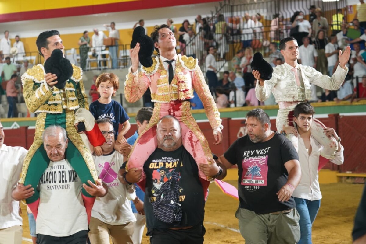 Galván, suma y sigue, a hombros con Talavante y Roca Rey en Estepona