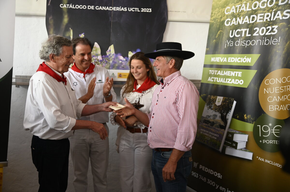 Borja Domecq recoge el Trofeo Carriquiri 2022 por el toro Rufián