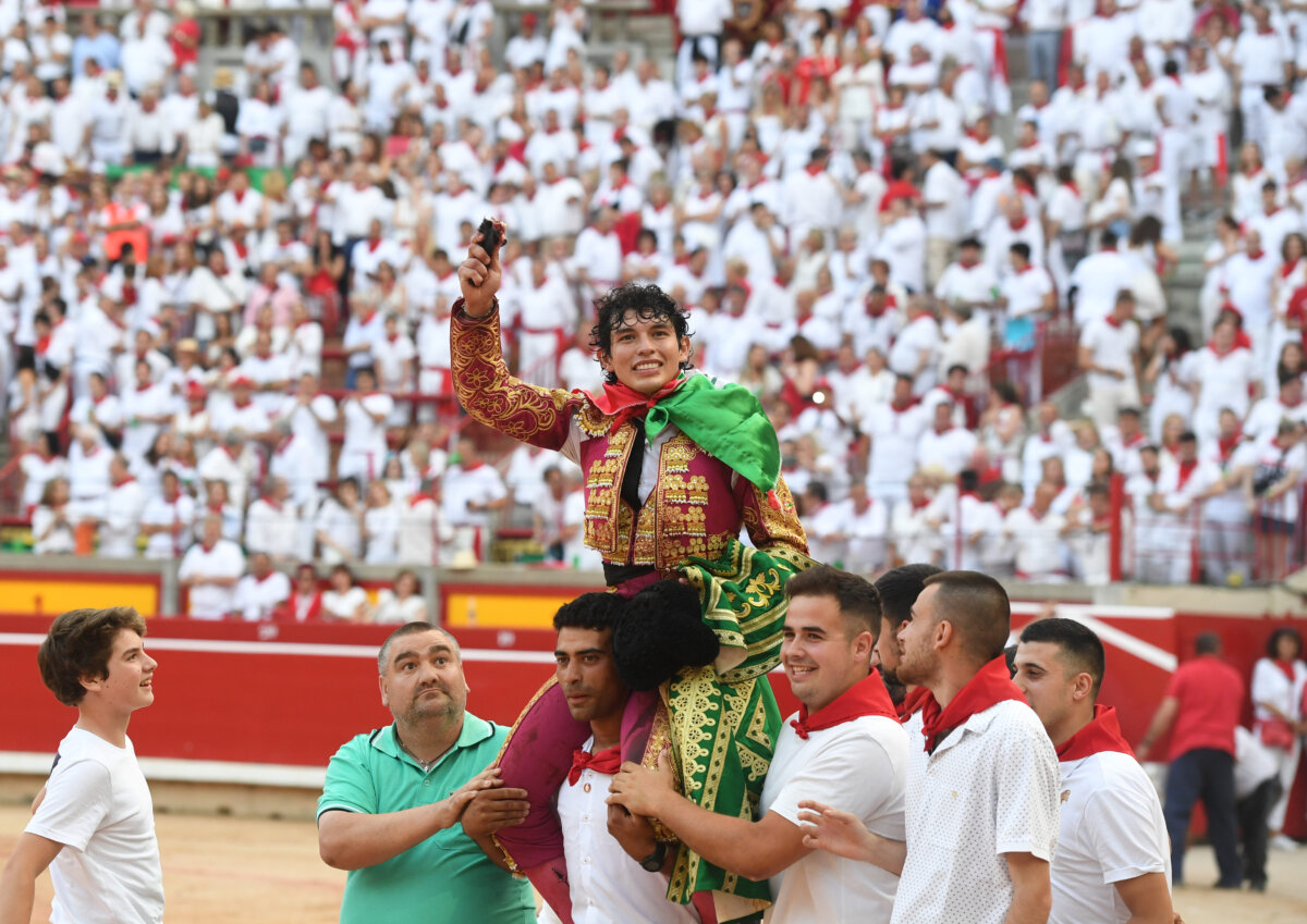 La entrega de Fonseca tiene premio, a hombros en Pamplona