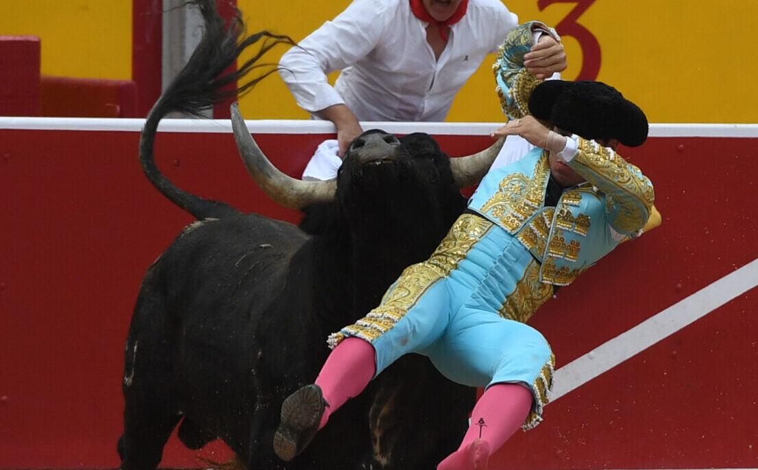 Fuerte cogida a Rubén Pinar por el primer miura en Pamplona
