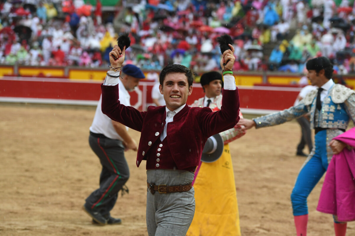 Armendáriz y Guillermo Hermoso de Mendoza triunfan bajo el diluvio en Pamplona