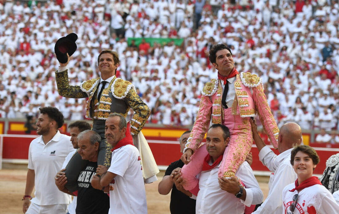 El Juli, Cayetano y Jandilla defienden con sus armas su sitio en Pamplona