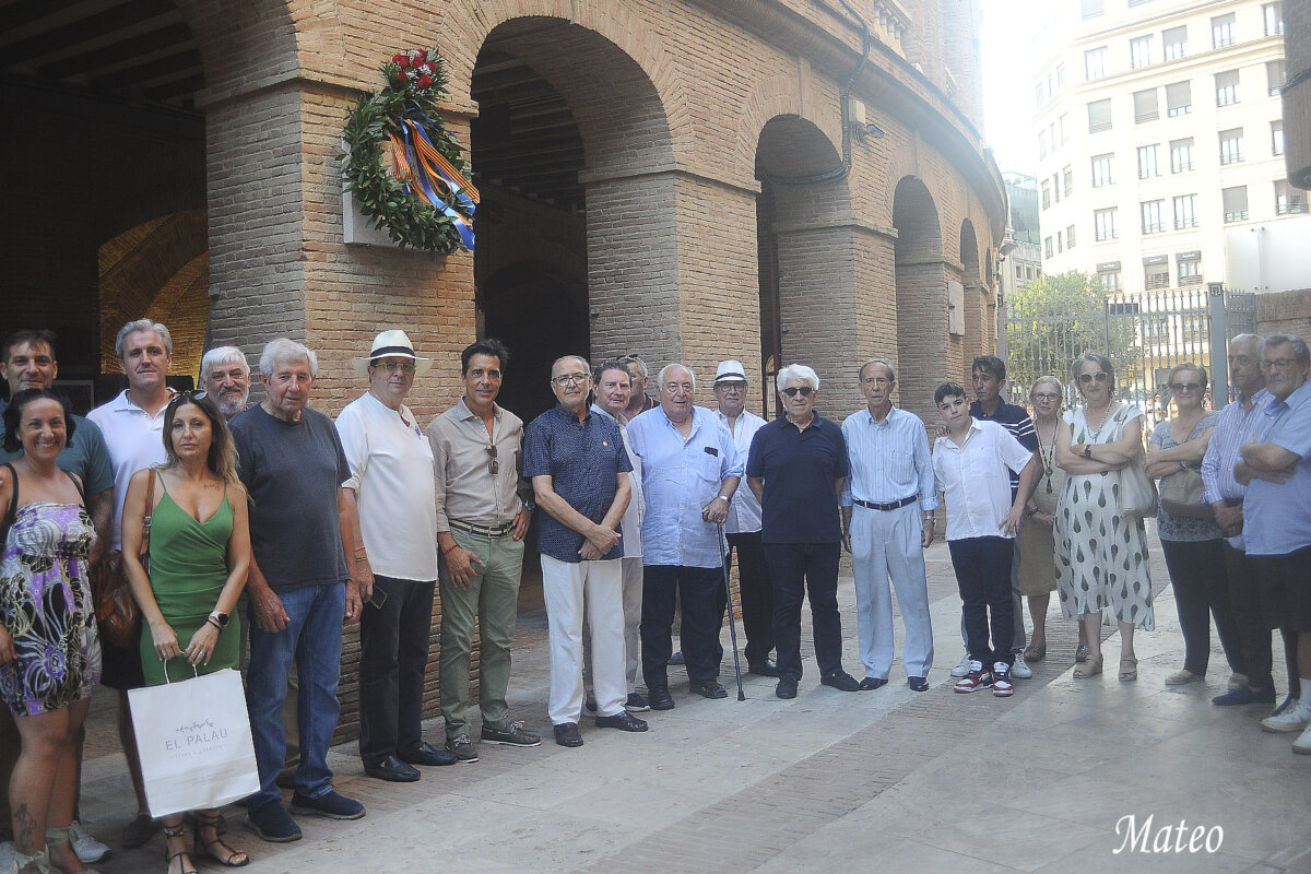 La afición valenciana rinde homenaje al torero Curro Valencia
